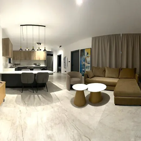 Lux Level 4 Penthouse Tower 206 *