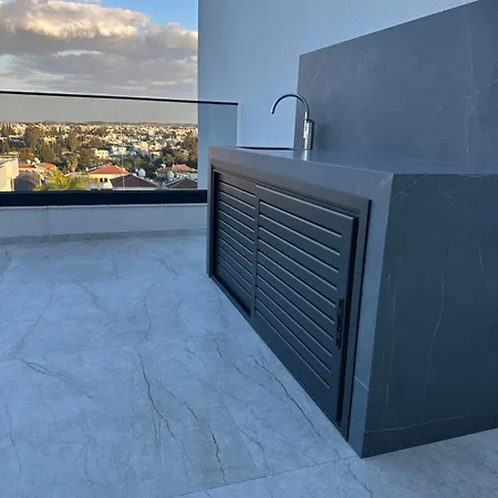Lux Level 4 Penthouse Tower 206 ニコシア