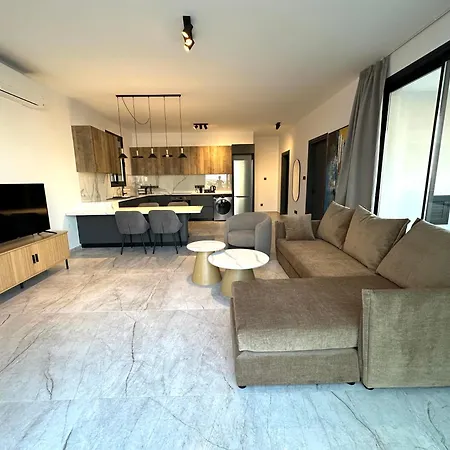 Lux Level 4 Penthouse Tower 206 ニコシア