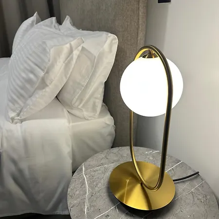 Lux Level 4 Penthouse Tower 206 ニコシア