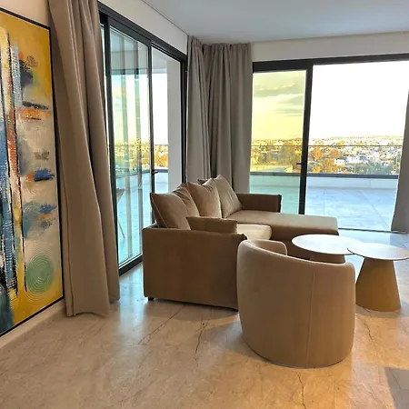Lux Level 4 Penthouse Tower 206