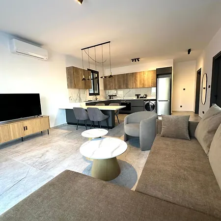 Lux Level 4 Penthouse Tower 206 ニコシア